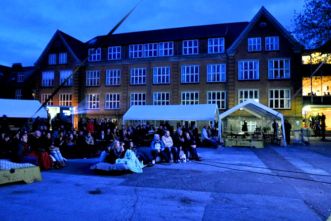 Måndens krea spot der fremviser en hyggelig filmaften foran Huset No. 7.